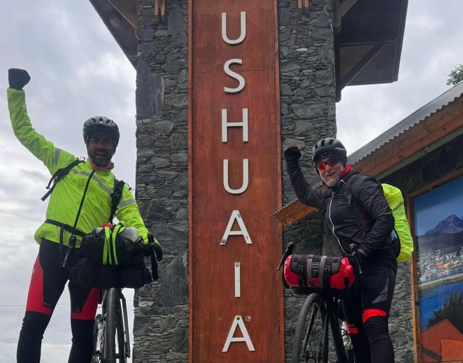 Doi clujeni, aventură pe bicicletă până la capătul lumii: „Am ajuns în Ushuaia! El Fin del Mundo!”|Foto: Gabriel Bota - Facebook