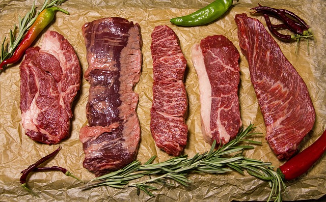 Persoanele care consumă carne crudă sau gătită insuficient sunt la risc de trichineloză | Foto: pixabay.com