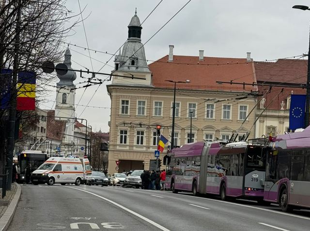 Accident rutier în Piața Unirii din Cluj-Napoca. Tânăr de 18 ani, transportat la spital.|Foto: Info Trafic Cluj-Napoca - Facebook