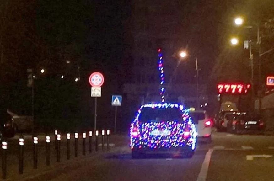 În preajma sărbătorilor de iarnă mulți români vor să simtă spiritul Crăciunului și în trafic, astfel aleg să-și decoreze mașinile cu cornițe de ren, un nas roșu sau chiar și luminițe | Foto: ebihoreanul.ro