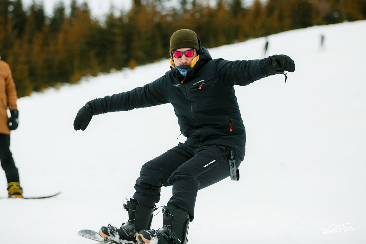 România are peste 200 de pârtii omologate, cu diferite grade de dificultate, potrivite atât pentru cei care abia încep să se îndrăgostească de sporturile de iarnă| Foto: Buscat Resort - Baisoara - Facebook