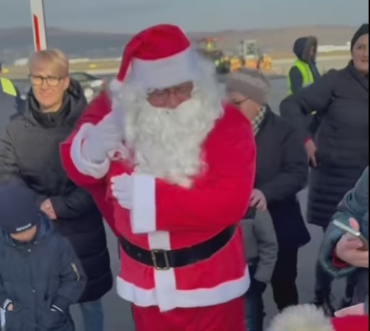 Moș Crăciun a aterizat pe Aeroportul Cluj. Zeci de copii l-au așteptat nerăbdători | Foto: Aeroportul Internațional Avram Iancu Cluj - Facebook