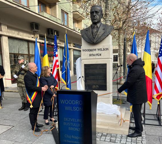 Bustul de bronz al lui Woodrow Wilson, dezvelit în Piața Lucian Blaga. Emil Boc: „Simbol al prețuirii românilor față de dimensiunea euroatlantică a țării”.|Foto: Rareș Beuran | monitorulcj.ro