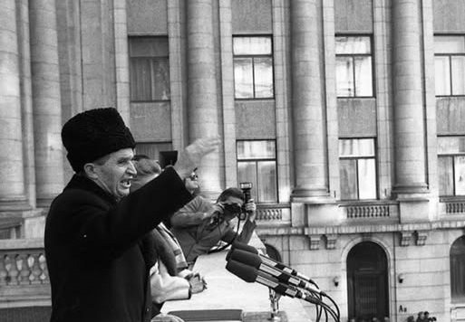 Acum 35 de ani, pe 21 decembrie 1989, Nicolae Ceaușescu își susținea ultimul discurs în fața românilor.| Istoria pe răzătoare - Facebook