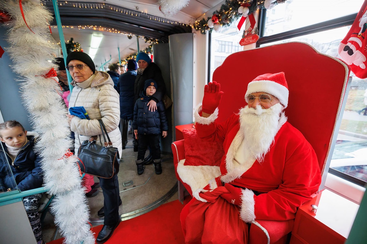 Moș Crăciun îi așteaptă pe cei mici în tramvaiul lui Moș Crăciun până pe 24 decembrie. |Primăria Cluj-Napoca - Facebook