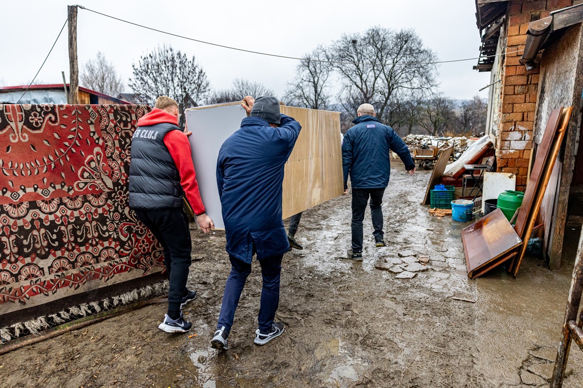 Jucătorii de la CFR Cluj nu au ținut cont de noroiul din gospodăriile oamenilor și au împărțit cadouri.| Fotbal Club CFR 1907 Cluj - Facebook