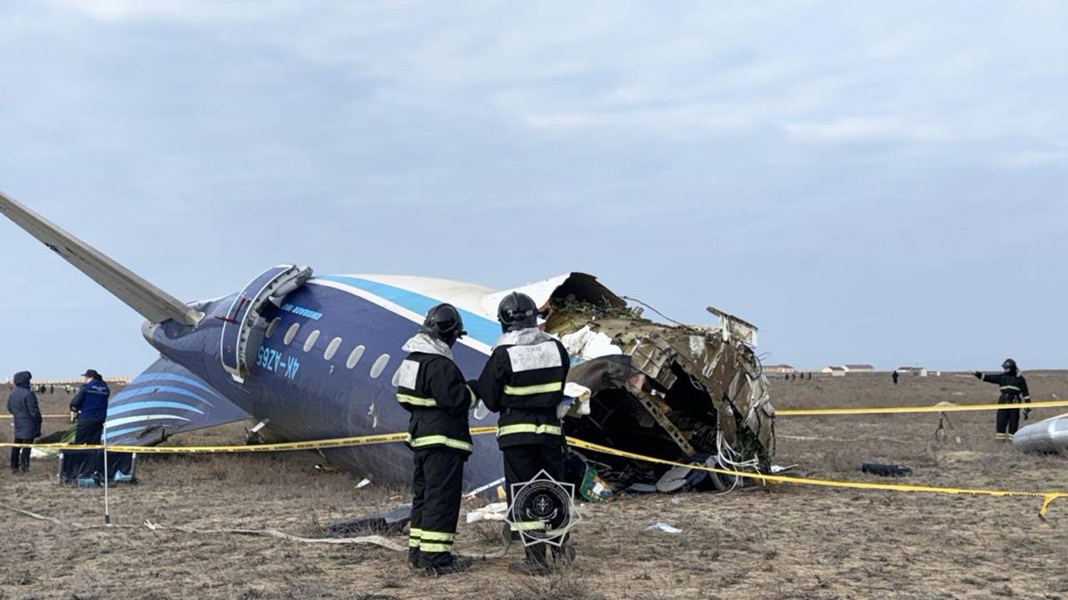 Rezultatele preliminare arată că avionul a fost lovit de un sistem de apărare aeriană rusesc. | Kazakh Emergency Ministry - X