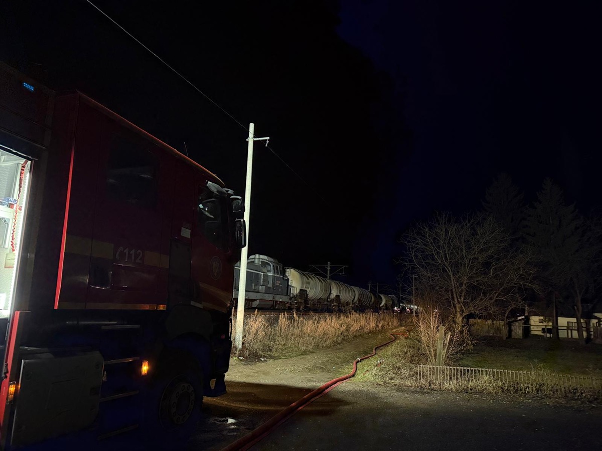 O cisternă plină cu benzină, parte dintr-un tren de marfă oprit în gara Albești, pierde combustibil și amenință să explodeze. Foto: ISU Mureș