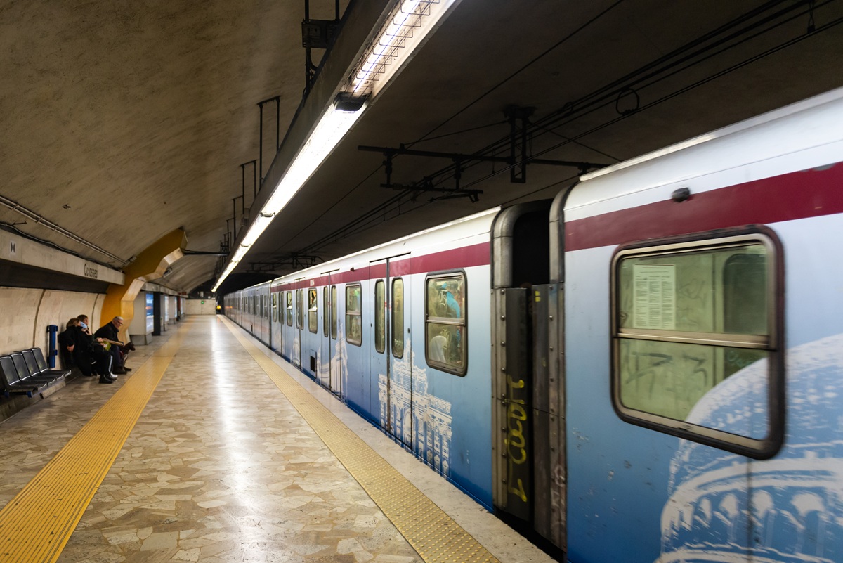 Un băiat de 14 ani a fost înjunghiat într-un vagon de metrou din Roma. Principalul suspect e un român de 46 de ani. Foto: depositphotos.com