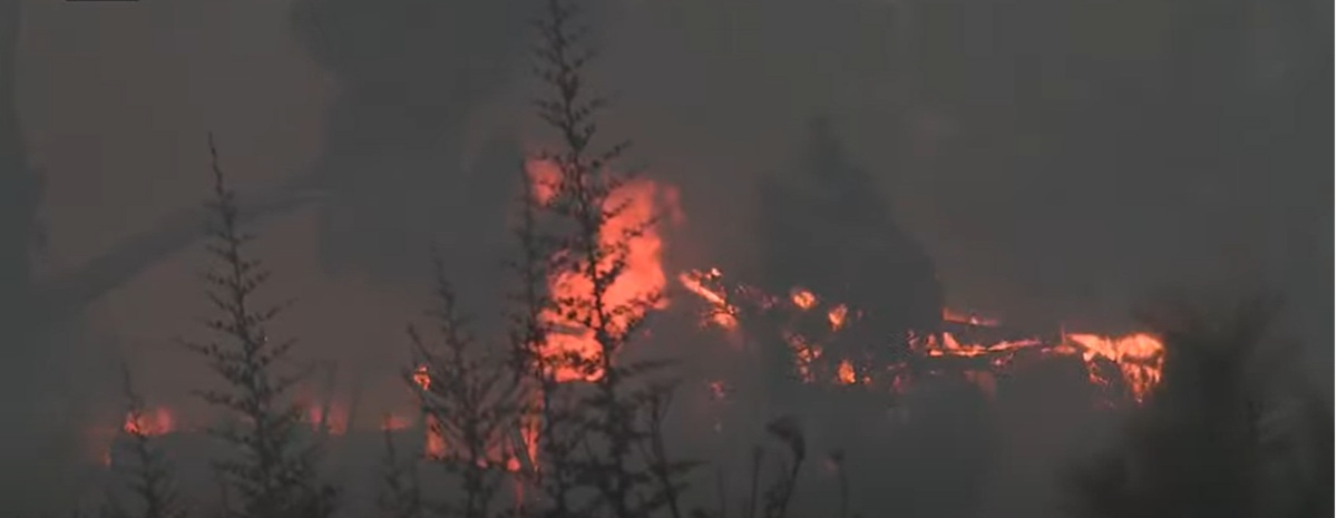 Un incendiu violent a forțat evacuarea a 30.000 de oameni la periferia Los Angeles-ului. Foto: captură FOX 11 Los Angeles