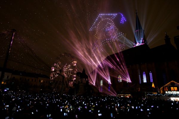 Primarul municipiului Cluj-Napoca, Emil Boc, apără decizia de a înlocui tradiționalele artificii de Revelion cu un spectacol de drone, lumini și lasere, care a împărțit opiniile clujenilor | Foto: Emil Boc - Facebook