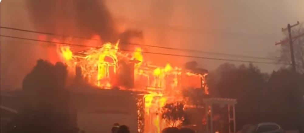 Cel puțin zece persoane au murit în incendiile violente care devastează Los Angeles. Foto: captură Sky News