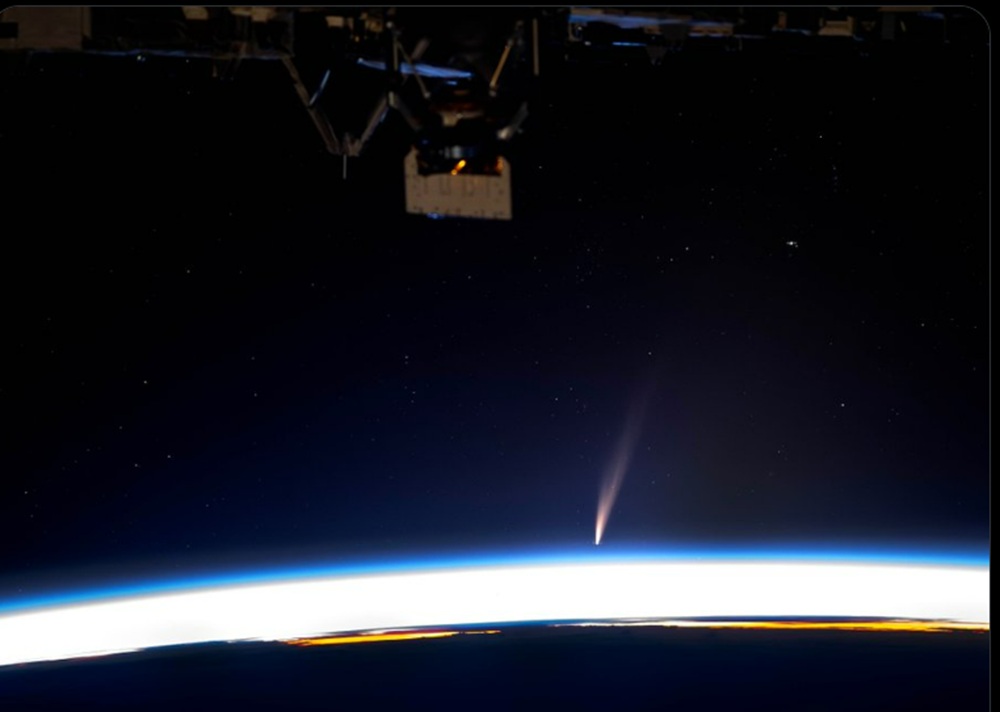 O cometă care nu s-a mai văzut de acum 160.000 de ani va fi vizibilă pe cerul nocturn începând de luni. Foto: astronaut NASA Don Pettit / X