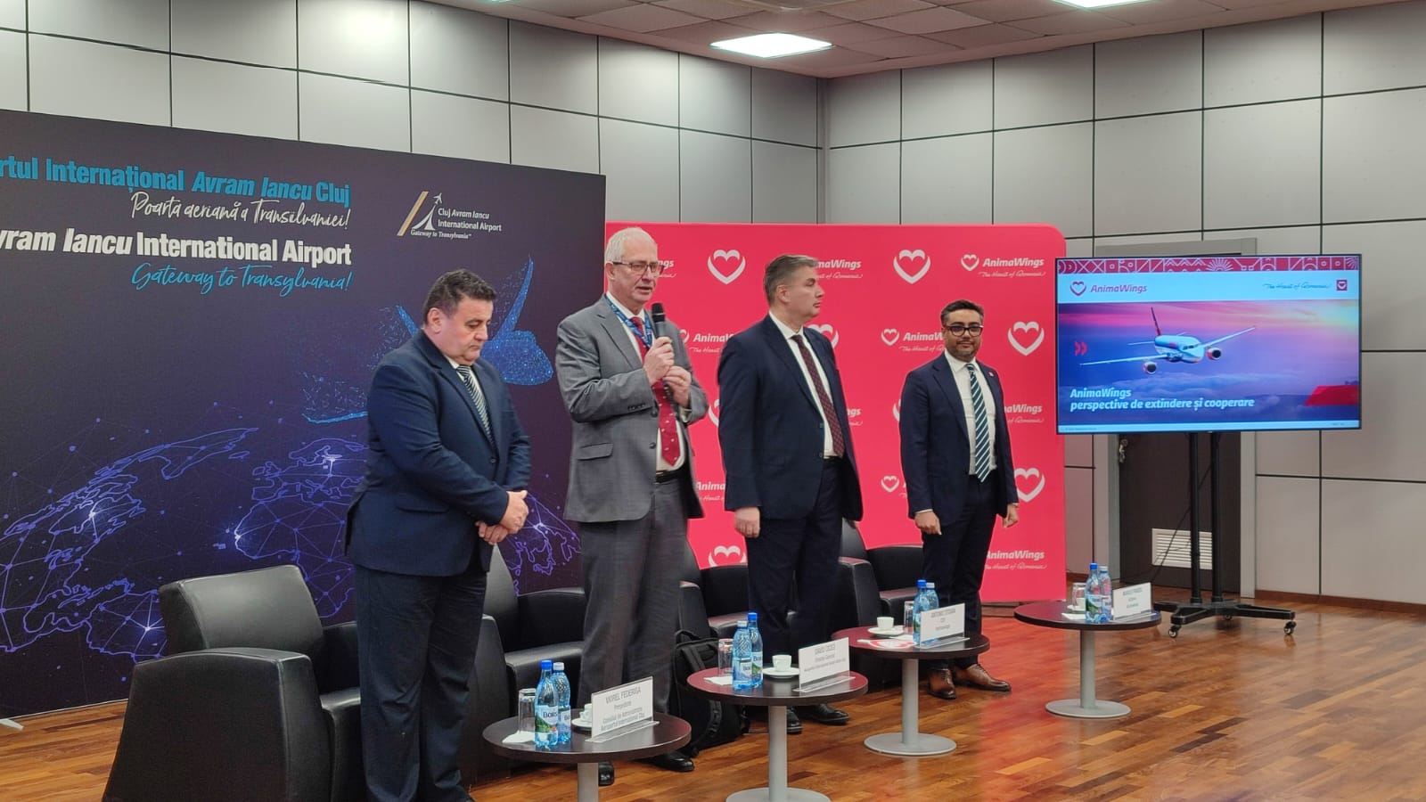 De la stânga la dreapta Viorel Federiga, președintele Consiliului de administrație al Aeroportului Cluj, David Ciceo, directorul Aeroportului, Antonio Stoian, CEO AnimaWings, Marius Pandel, acționar AnimaWings| Foto: Paula COPACIU - monitorulcj.ro