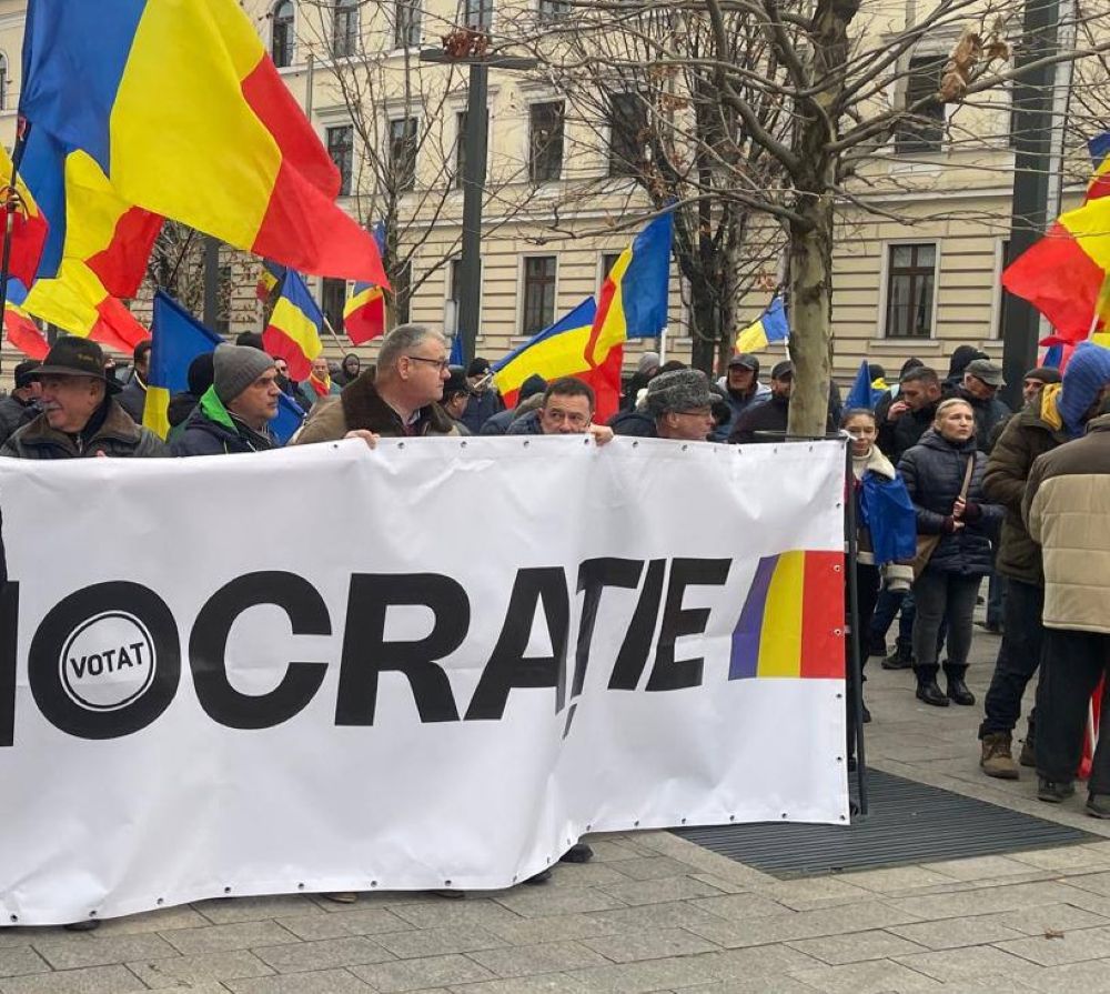 Simpatizanţi ai Alianţei pentru Unirea Românilor (AUR) au protestat sâmbătă în faţa Prefecturii din Cluj-Napoca| Foto: Maria Rusu - Facebook