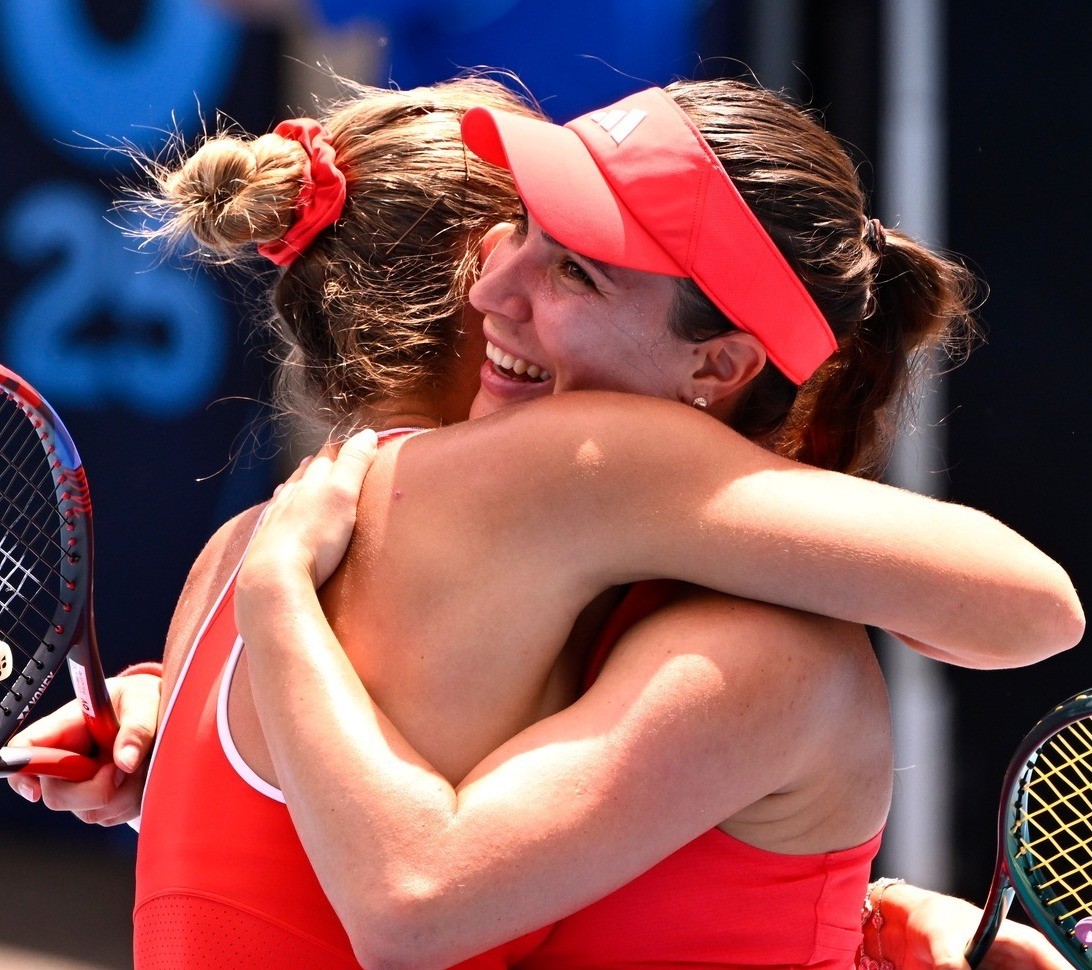 Perechea româno-ucraineană Gabriela Ruse/Marta Kostiuk s-a calificat în sferturile de finală ale probei feminine de dublu la Australian Open| Foto: Australian Open - Facebook