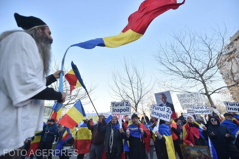 Mai multe persoane isi exprima sustinerea fata de Calin Georgescu, in fata sediului Inaltei Curti de Casatie si Justitie (ICCJ), unde se dezbate recursul in dosarul anularii alegerilor prezidentiale. 16 ianuarie 2025. GRIGORE POPESCU / AGERPRES FOTO