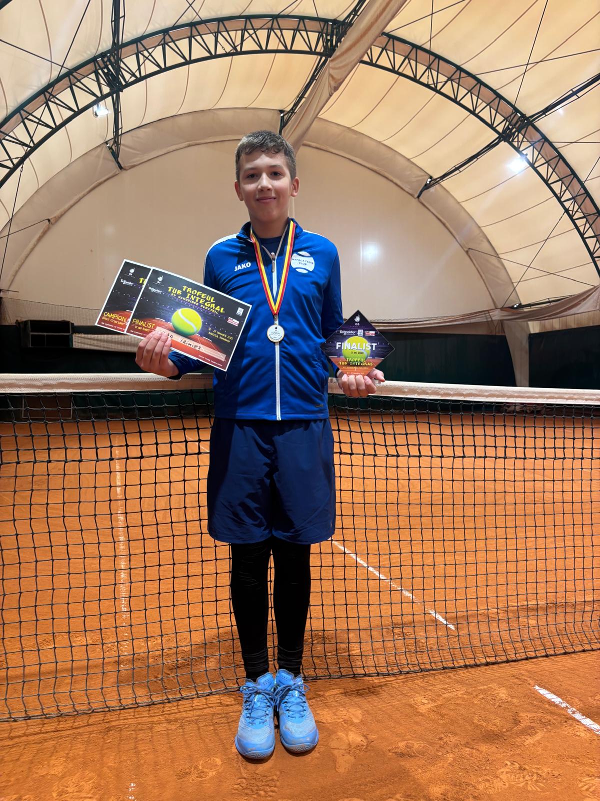 Tânărul jucător clujean de tenis Vlad Irimieș se întoarce de la Bistrița cu trofeul de campion în proba de dublu și vicecampion la simplu | Foto: courtesy Vlad Irimieș