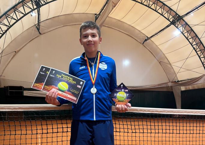 Tânărul jucător clujean de tenis Vlad Irimieș se întoarce de la Bistrița cu trofeul de campion în proba de dublu și vicecampion la simplu | Foto: courtesy Vlad Irimieș