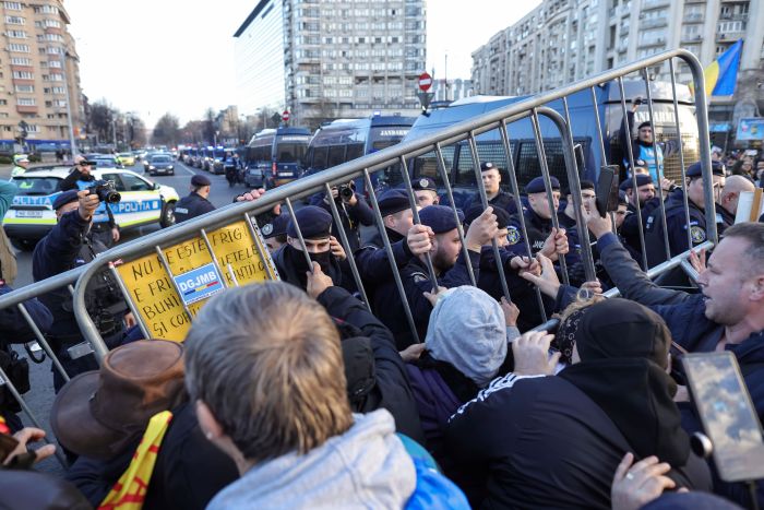 Incidente între jandarmi și susținători ai lui Călin Georgescu care protestează in Piata Victoriei din Bucuresti, 24 ianuarie 2025. Inquam Photos / Sabin Cirstoveanu