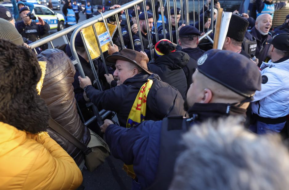 Opt participanți la protestul din Piața Victoriei, identificați și cercetați penal|Foto: Inquam Photos / Sabin Cirstoveanu