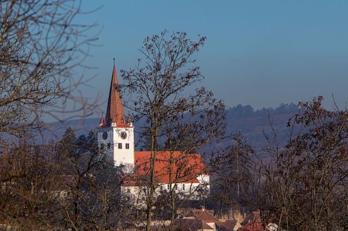 În premieră în România, măști africane și asiatice, expuse în Biserica Fortificată din Cincu (Brașov)| Foto: Biserica Fortificată Cincu - Facebook