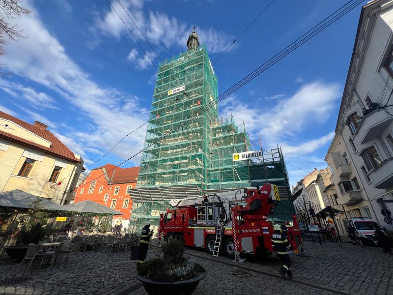 Bărbat căzut de la înălțime pe schela unei biserici, în centrul Clujului | Foto: ISU Cluj