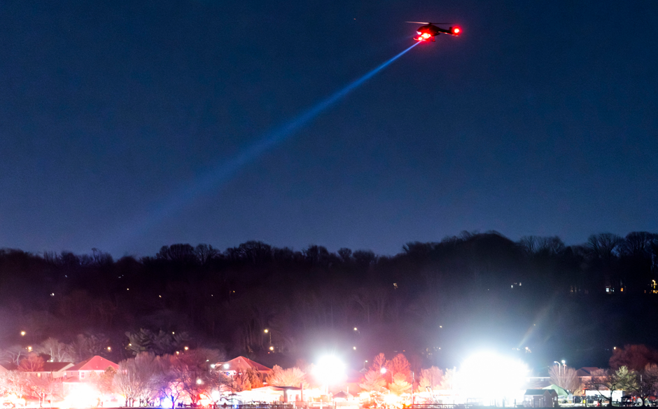 Echipele de intervenție au fost mobilizare pe râul Potomac după ce un avion comercial s-a ciocnit de un elicopter militar în apropierea Aeroportului Naţional Ronald Reagan din Washington, DC, SUA, 29 ianuarie 2025. Potrivit unei declaraţii preliminare a Administraţiei Federale a Aviaţiei din Statele Unite (FAA), un avion regional Bombardier CRJ700 PSA Airlines care a plecat din Wichita, Kansas s-a ciocnit în aer cu un elicopter Sikorsky H-60 în timp ce se apropia de Aeroportul Național Reagan Washington.|Foto: EPA / JIM LO SCALZO, Agerpress Foto