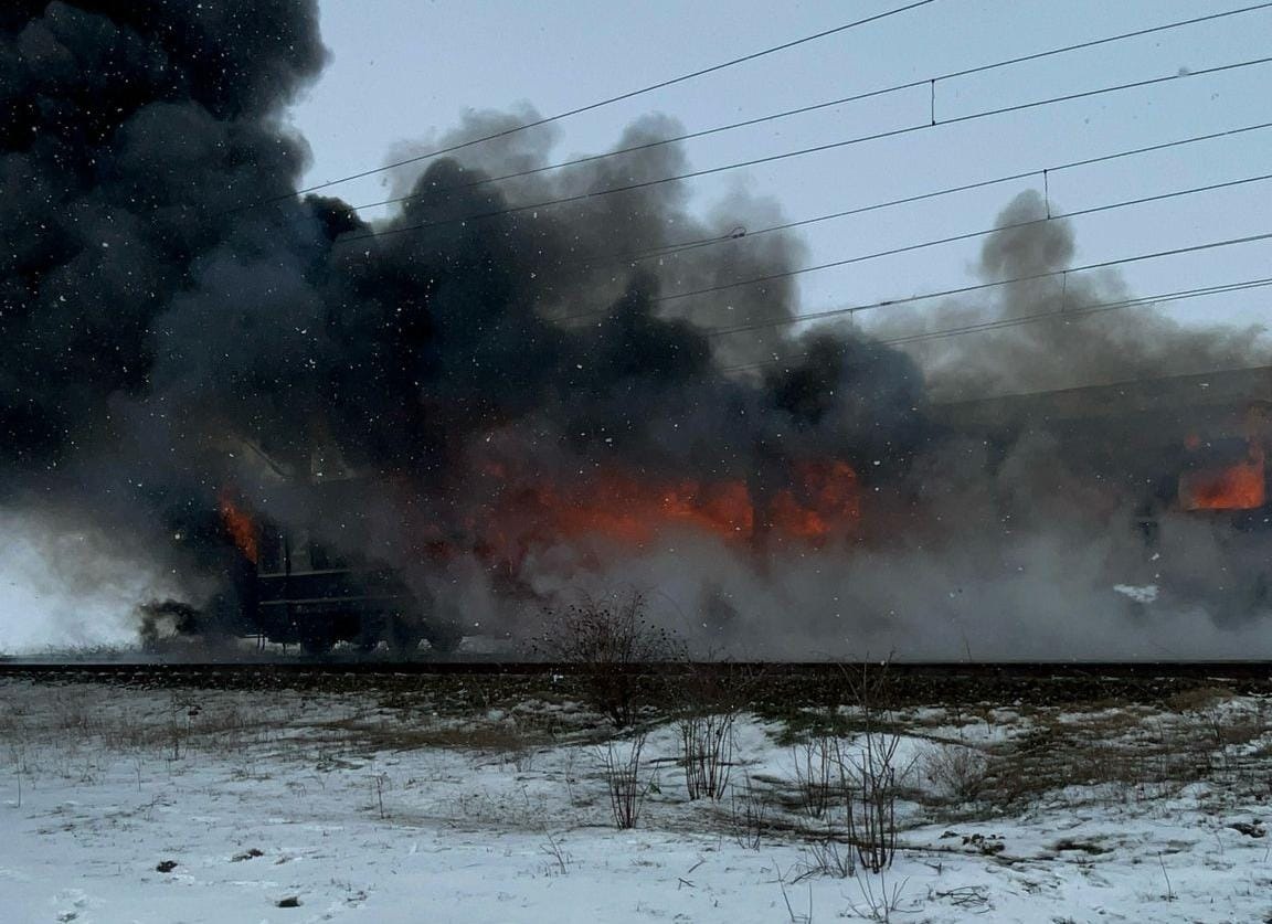 Vagonul unui tren de călători a luat foc în Olt. FOTO: ISU Olt