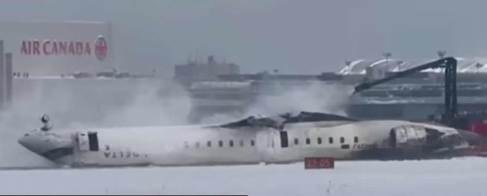 Un avion Delta cu 80 de persoane s-a răsturnat la aterizarea pe aeroportul din Toronto, iar 18 pasageri au ajuns la spital, dintre care trei sunt în stare gravă. Foto: captură CBS News