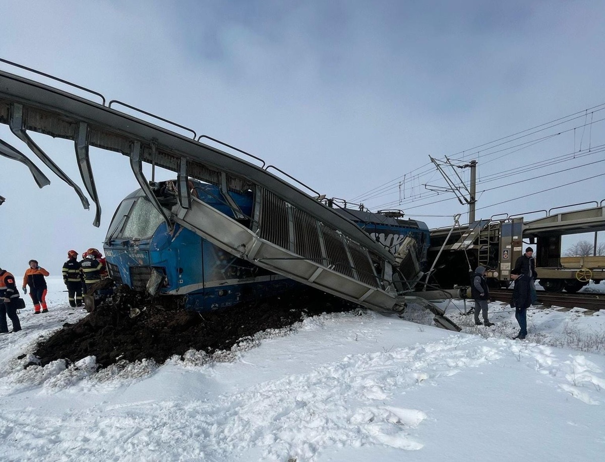 Două trenuri de marfă s-au ciocnit pe Magistrala CF 100 în județul Olt. Un șef de tren a decedat. Foto: ISU Olt și Teleorman