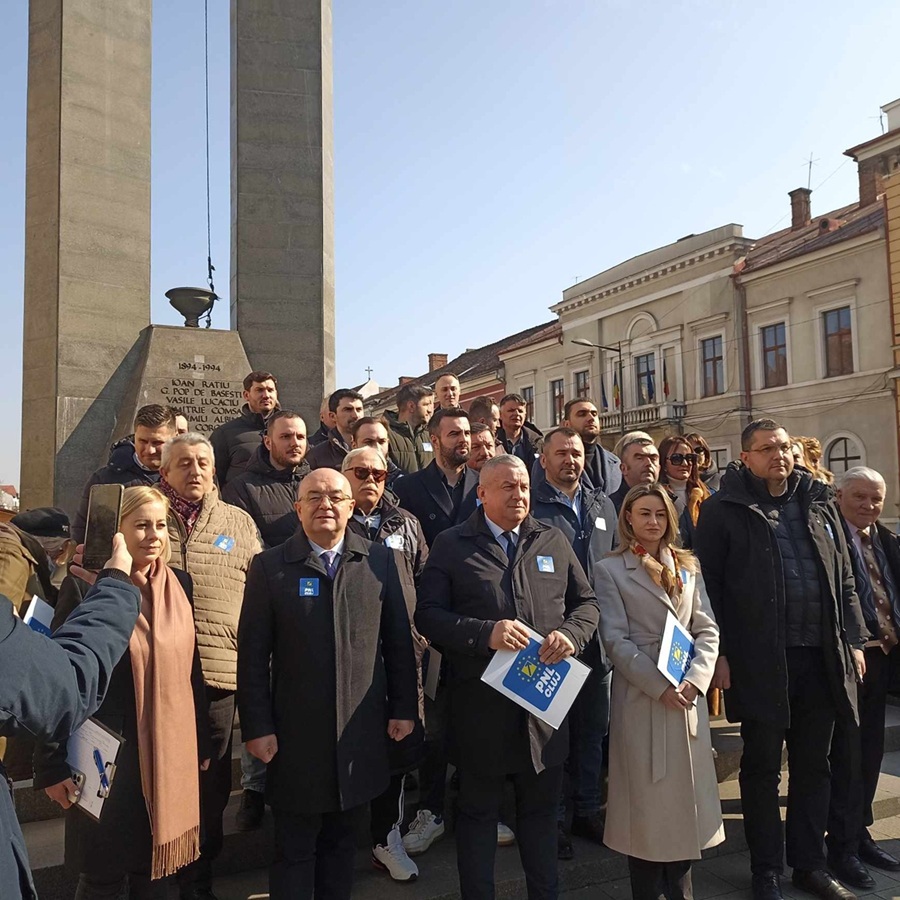 Libralii clujeni, în frunte cu Emil Boc și Daniel Buda, au început strângerea de semnături pentru candidatul la prezidențiale Crin Antonescu. Foto: monitorulcj.ro