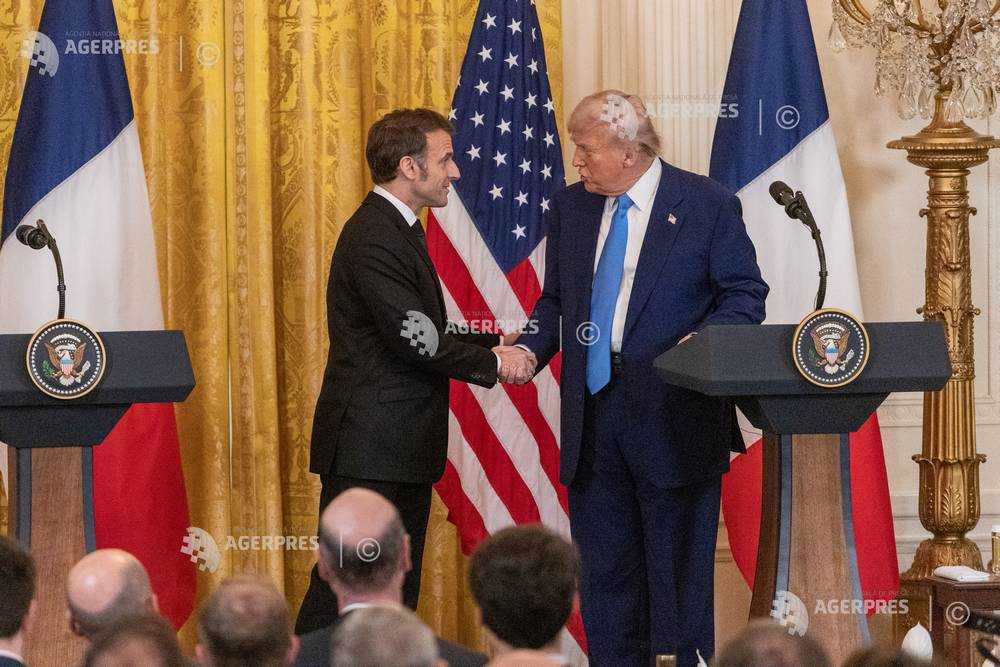 Trump și Macron au discutat la Casa Albă despre posibila încheiere a războiului din Ucraina în săptămânile următoare. Foto: Donald Trump dă mâna cu președintele francez Emmanuel Macron la conferința de presă comună la Casa Albă din Washington, D.C. Agerpres