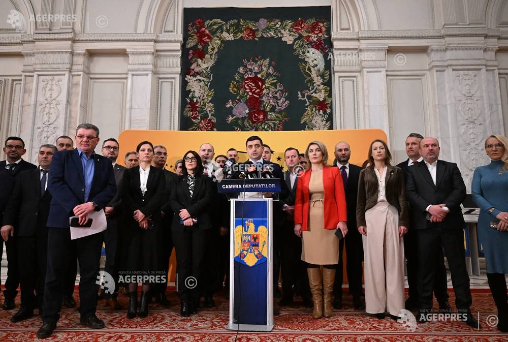 Parlamentarii AUR, S.O.S. România și POT au depus o moțiune de cenzură împotriva Guvernului Ciolacu. Foto: George Simion, presedintele AUR, sustine o conferinta de presa, la Palatul Parlamentului. Agerpres