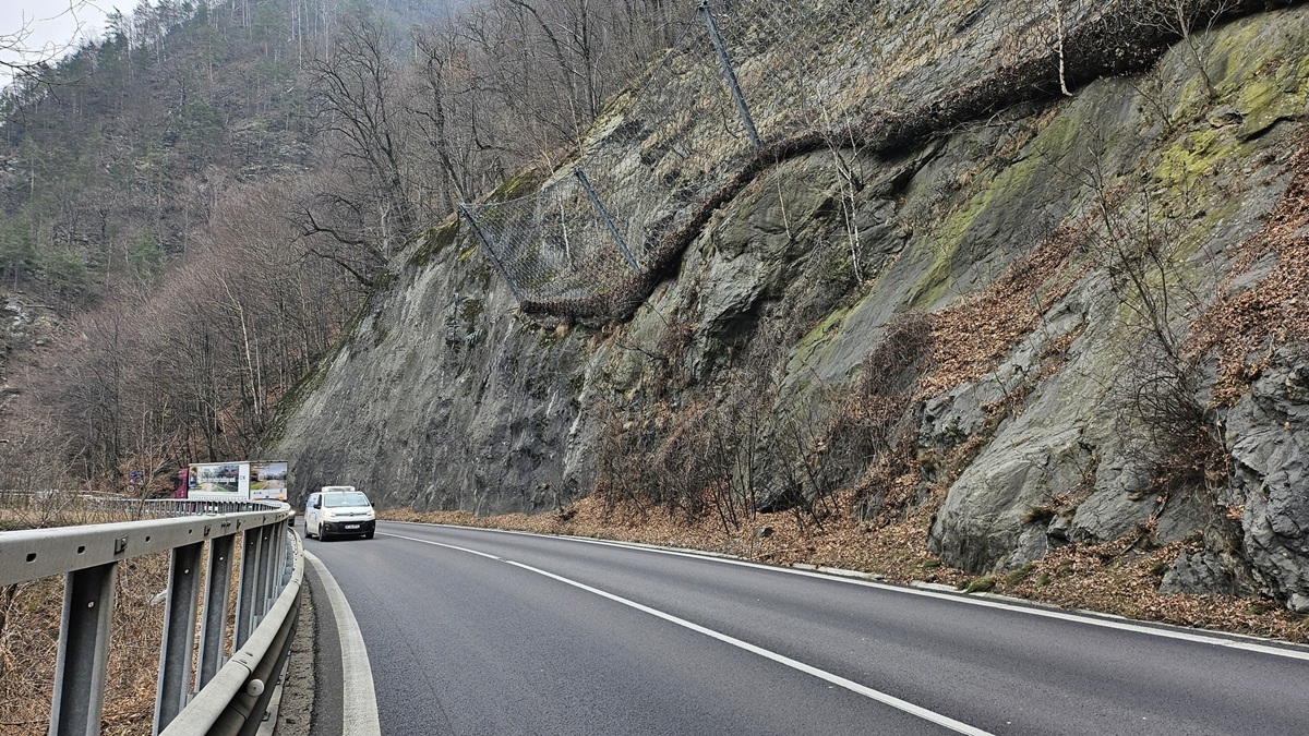 DN7 - Valea Oltului se închide câte 20 de minute pe zi, timp de o lună, pentru lucrări la versanți. Foto: DRDP Craiova