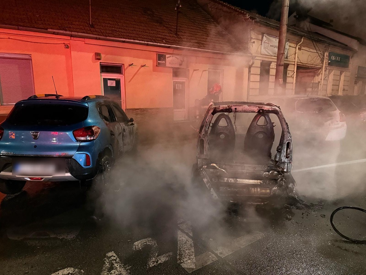 Un autoturism în mers a luat foc pe Calea Dorobanților și a avariat două mașini parcate. Foto: ISU Cluj