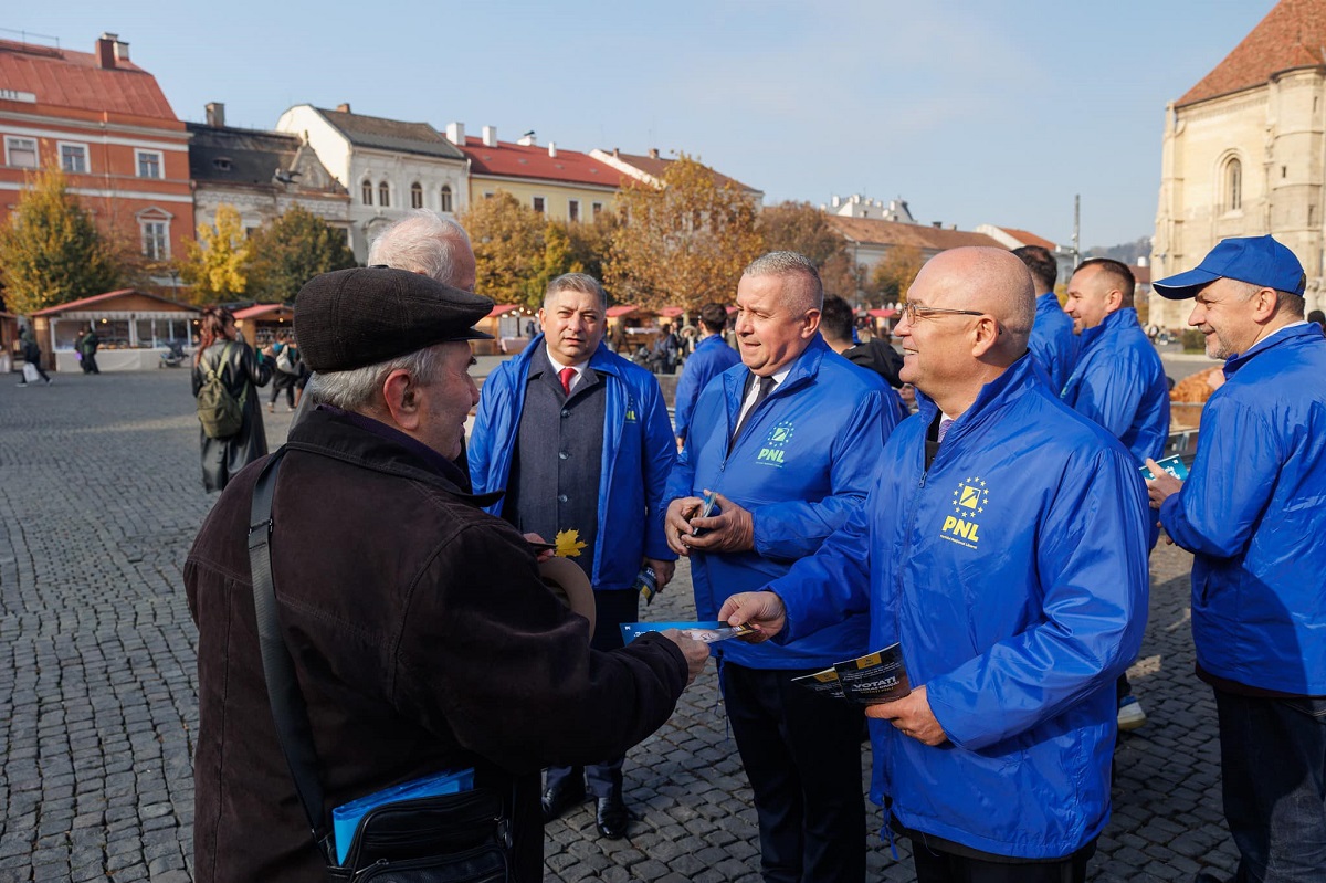 Emil Boc, Daniel Buda și Alin Tișe împart pliante electorale în Piața Unirii din Cluj-Napoca.|Foto: PNL Cluj - Facebook