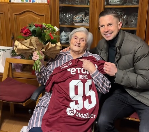 Cu un buchet de flori în mână, Ciprian Deac a făcut un gest superb pentru doamna Maria, o susținătoare a celor de la CFR Cluj.|Foto: Fotbal Club CFR 1907 CLUJ - Facebook