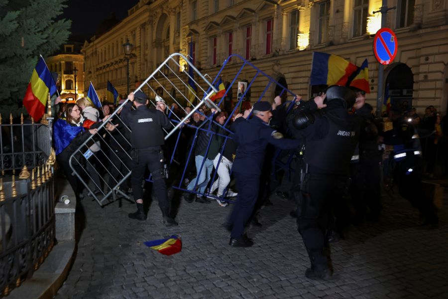 Ciocniri între câteva sute de persoane și jandarmi în timpul unui protest organizat față de decizia BEC de a respinge candidatura lui Călin Georgescu, în București, 9 martie 2025. Inquam Photos / George Calin