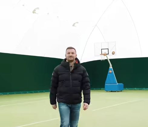 Terenul de sport de la liceul din Florești, acoperit cu un balon presostatic. Primarul Bogdan Pivariu: „Această investiție face posibilă utilizarea terenului și pe timpul iernii”|Foto: Bogdan Pivariu – Facebook