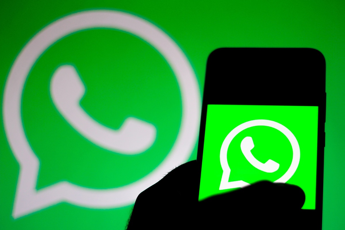 WhatsApp a introdus o a treia bifă albastră care anunță utilizatorii când mesajele lor sunt redirecționate de destinatar către alte persoane. Foto: depositphotos.com