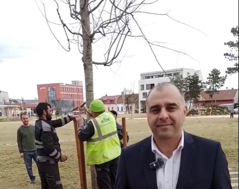 Viceprimarul Clujului, Dan Tarcea, a fost prezent vineri, 14 martie, în Parcul Feroviarilor unde a evaluat daunele produse de furtuna de joi | Foto: Dan Ștefan Tarcea - Facebook