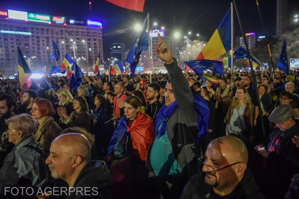 Mii de români au ieșit în stradă pentru a apăra valorile europene și a se opune orientării spre Rusia. EuRoManifest 2025-03-15 - eveniment pentru respectarea valorilor europene organizat de EuRoManifest, Comunitatea Declic, Rezistenta si Coruptia Ucide, in Piata Victoriei.  Foto: Agerpres / Alex Micsik