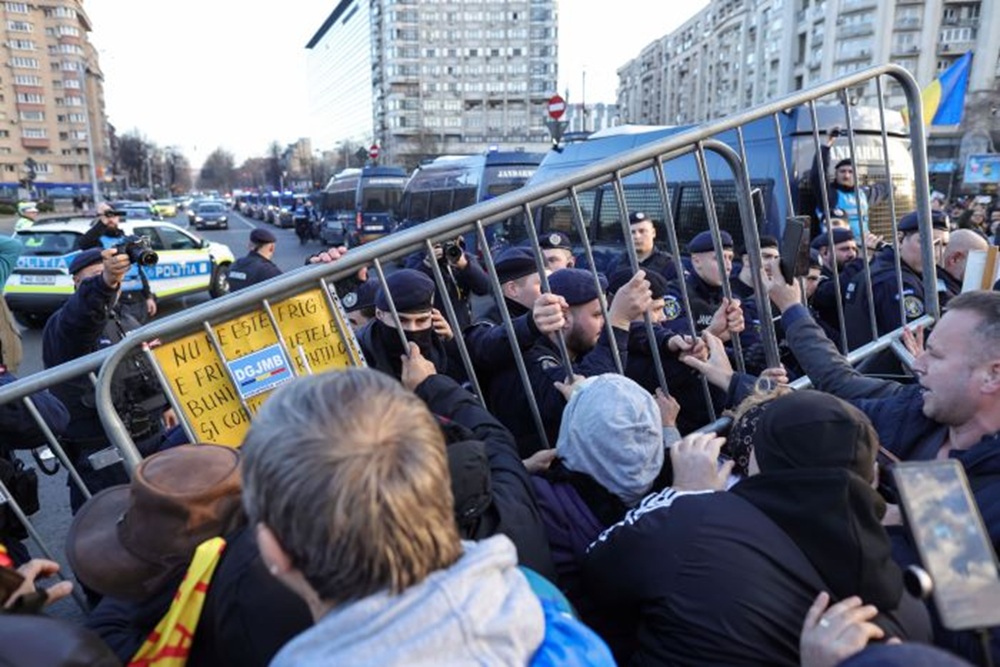 Fratele unui oficial socialist din Moldova recrutează protestatari pentru manifestația pro-Georgescu.  În imagine: Incidentele dintre jandarmi și susținători ai lui Călin Georgescu la protestul din Piața Victoriei din București, 24 ianuarie 2025| Foto: Inquam Photos / Sabin Cirstoveanu