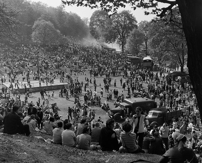Clujenii de 1 mai muncitoresc în pădurea Hoia, anul 1973|Sursa foto: András Vajda/Amintiri din Vechiul Cluj - Facebook