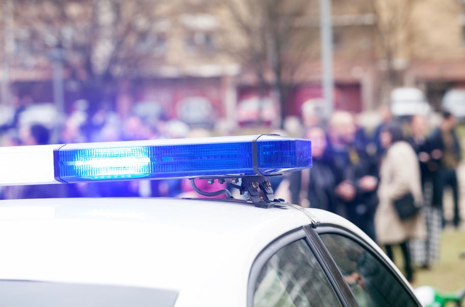 Fostul episcop al Hușilor, Corneliu Bârlădeanul, condamnat pentru agresiuni sexuale, ridicat de polițiști |Foto: Depositphotos.com