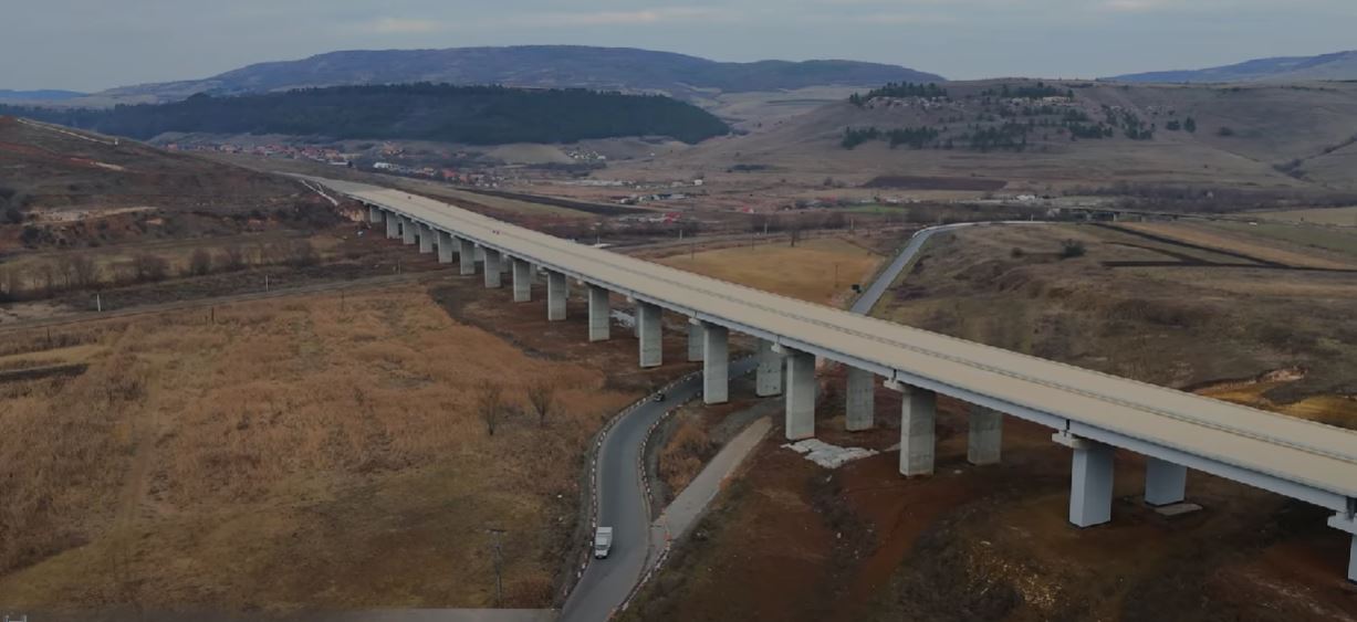 Autostrada Transilvania: Nădășelu - Viaduct peste DN1J – lungime 740 m|sursa: SergiuPnt - Autostrada A3 Nădășelu - Mihăiești |youtube.com