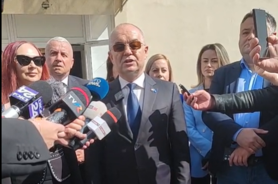 Emil Boc, după ieșirea de la urne: „Am votat pentru o Românie demnă, europeană și echilibrată”| Foto: Emil Boc - Facebook