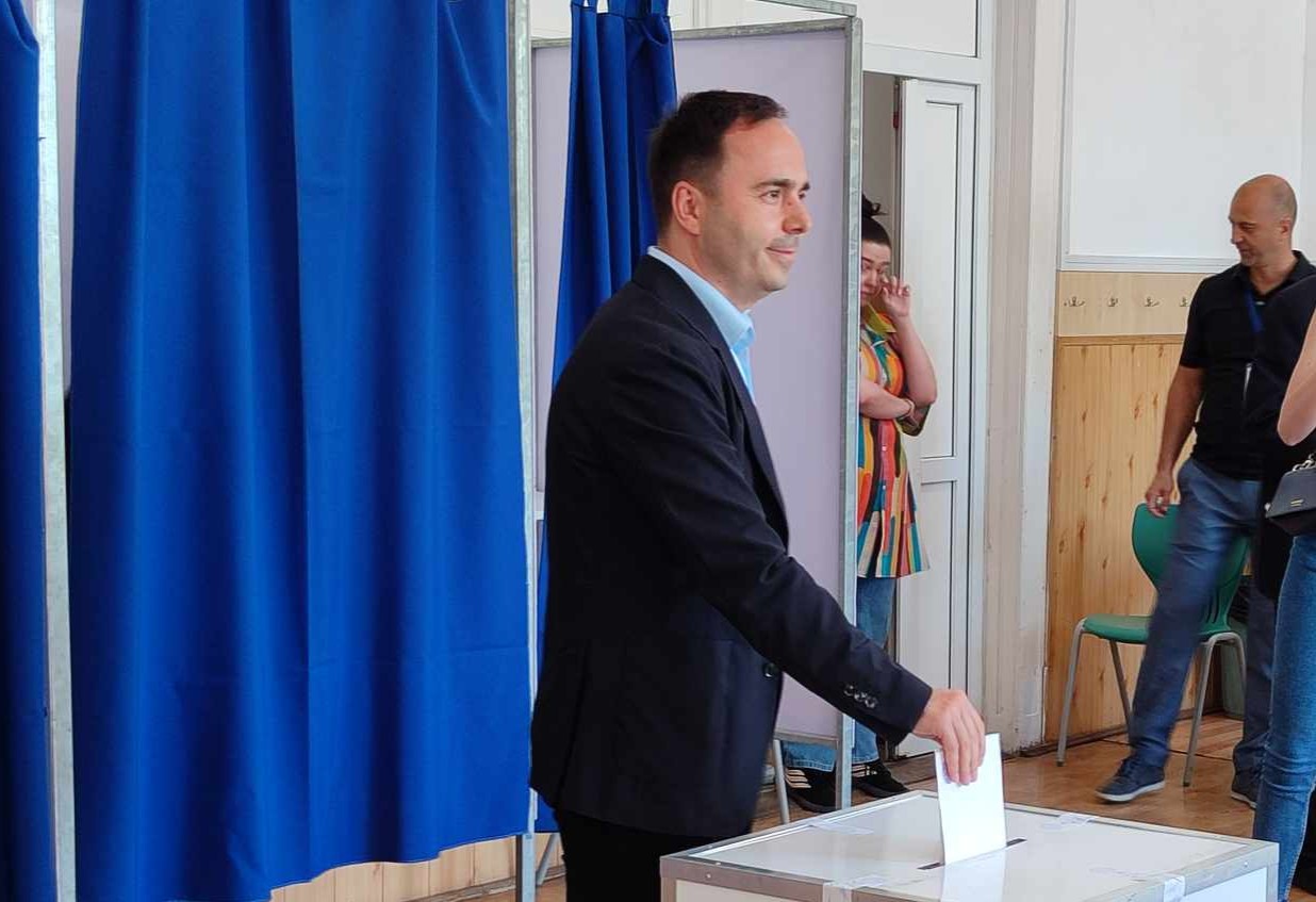 Deputatul PNL de Cluj, Ovidiu Cîmpean, a votat duminică dimineață, la Secția de votare de la Liceul „Avram Iancu” din Cluj-Napoca, însoțit de mai mulți lideri liberali | Foto: Paula COPACIU - monitorulcj.ro