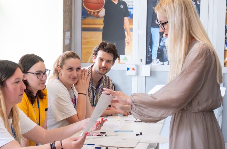 Oana Murariu: „Am votat rațional. Să nu ratăm acest vot esențial pentru viitorul nostru!”|Foto: Oana Murariu - Facebook